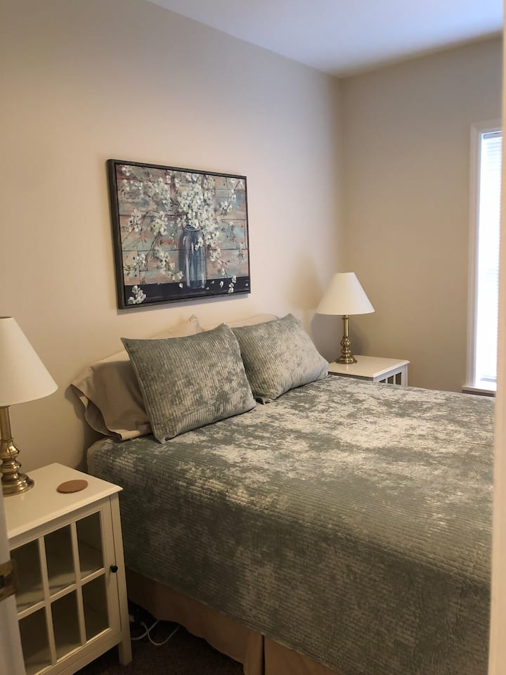 Second bedroom, Queen size bed