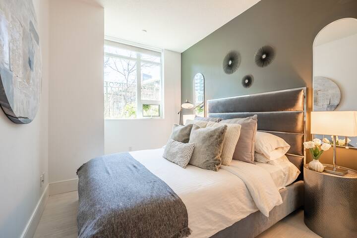 Luxury Toronto Downtown Condo with Private Terrace gallery image 4