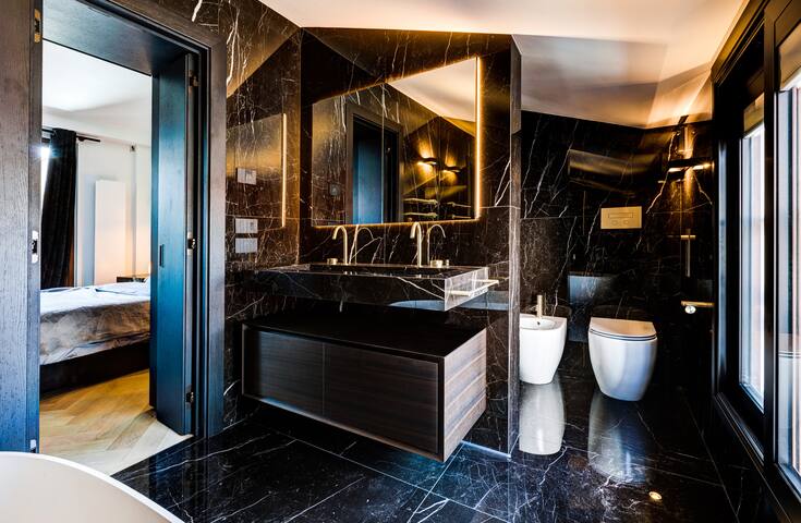 Duomo Penthouse with Terrace and Stunning Views gallery image 5