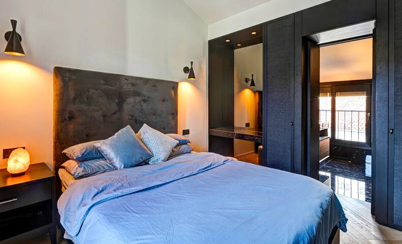 Duomo Penthouse with Terrace and Stunning Views gallery image 4