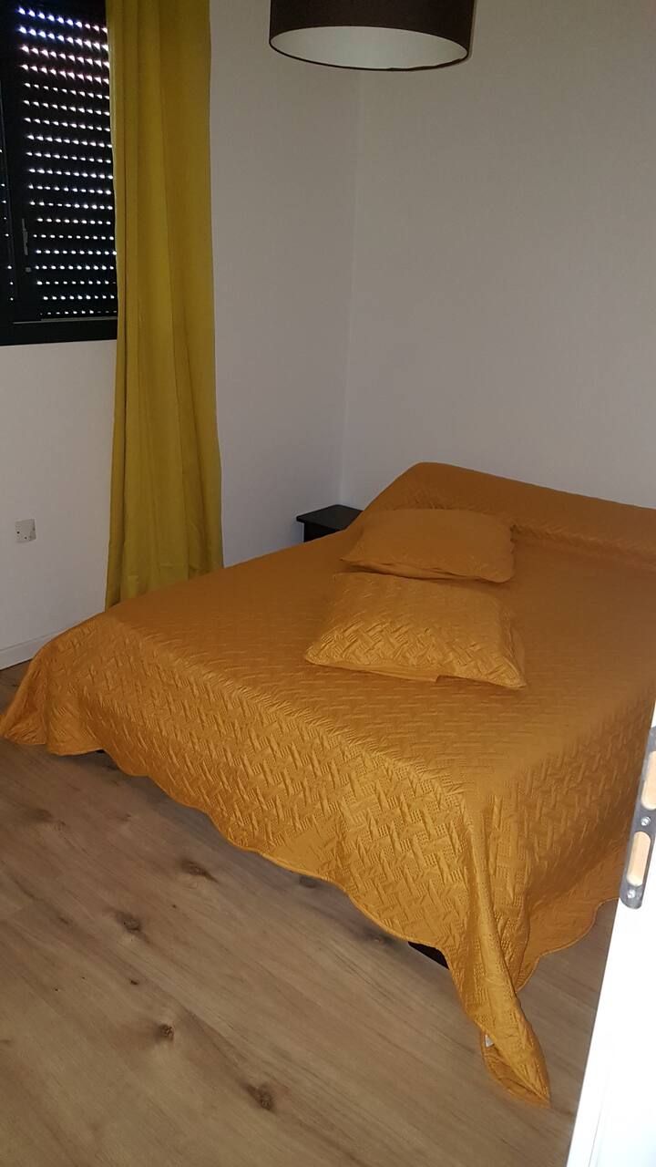 带140个
衣橱床的卧室