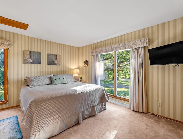 Priestranná spálňa s manželskou posteľou King s krásnym výhľadom a vlastnou televíziou. 