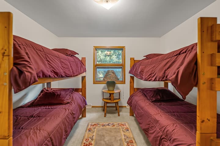 Spálňa na nižšej úrovni s poschodovými posteľami