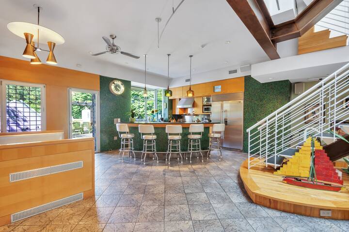 Spectacular East Village Townhouse with garden gallery image 4