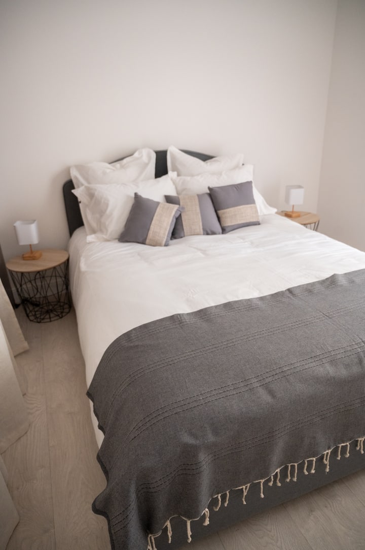 Осигурен е охраняем апартамент 160 легла със съблекалня и спално бельо.