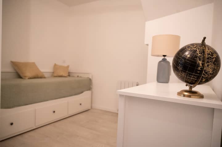 Обезопасете единичното легло в апартамент 80, което може да се превърне в двойно легло 160 с осигурен скрин, гардероб и спално бельо.