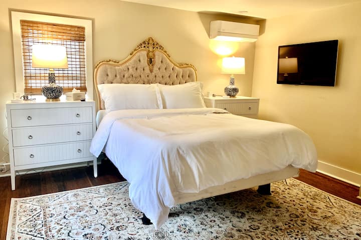 Master Bedroom (Queen Bed)