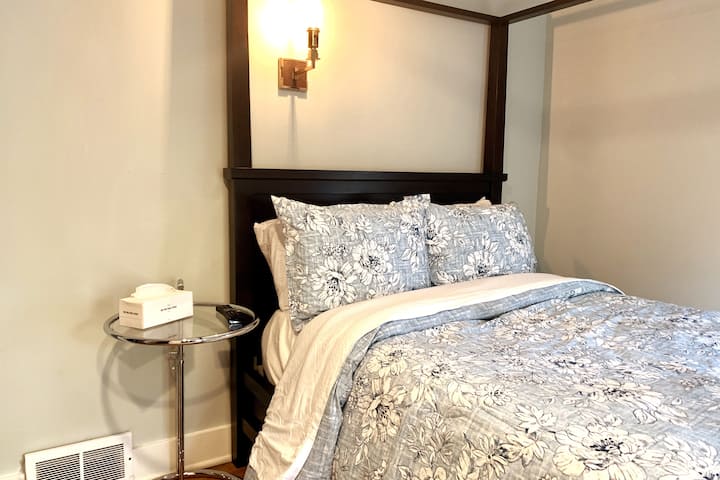 Bedroom 2 (Full Bed)