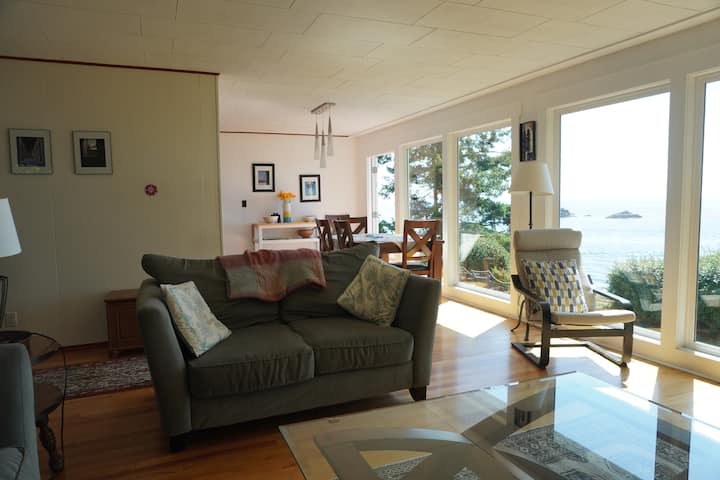 Poirier Cove - House On The Beach - Sooke