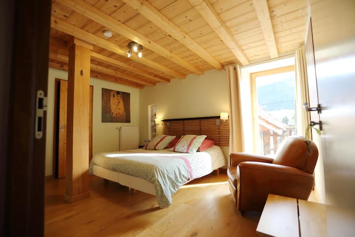 Jade Suite ოთახი 2 ადამიანისთვის (1 დიდი ორადგილიანი საწოლი ან 2 ერთადგილიანი საწოლი), ფართო აივანზე გასასვლელი შეზლონგებით, მთის ხედი