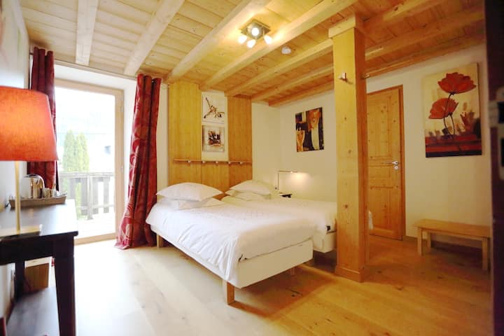 Pearl Suite ოთახი 2 ადამიანისთვის (1 დიდი ორადგილიანი საწოლი ან 2 ერთადგილიანი საწოლი), ფართო აივანზე გასასვლელი შეზლონგებით, აღმოსავლეთის/სამხრეთ-აღმოსავლეთის მთის ხედი