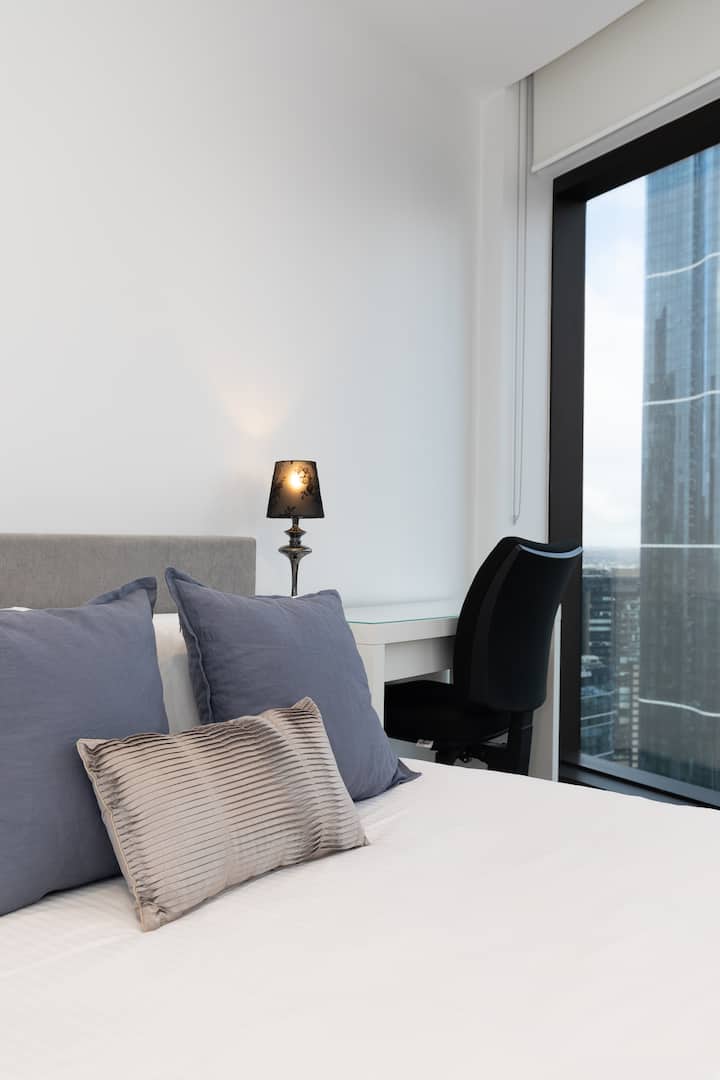 Spálňa s manželskou posteľou Queen