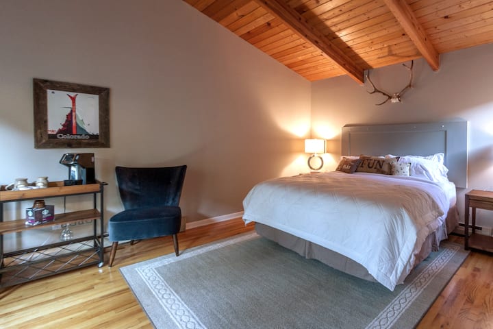 Dormitorio tamaño king de nivel superior en la casa principal.