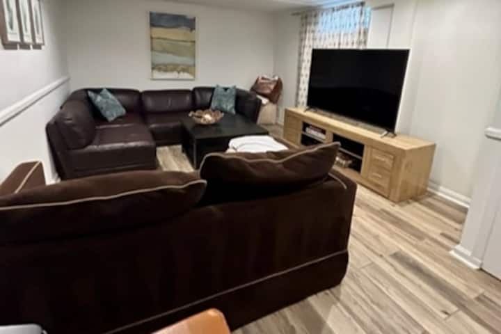 Sala de recreo, TV inteligente y sofá cama