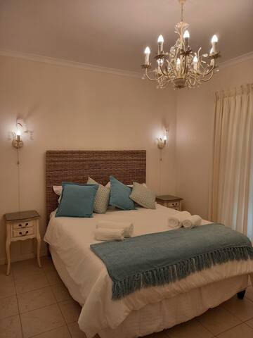 Harbour views from mountainside home gallery image 4