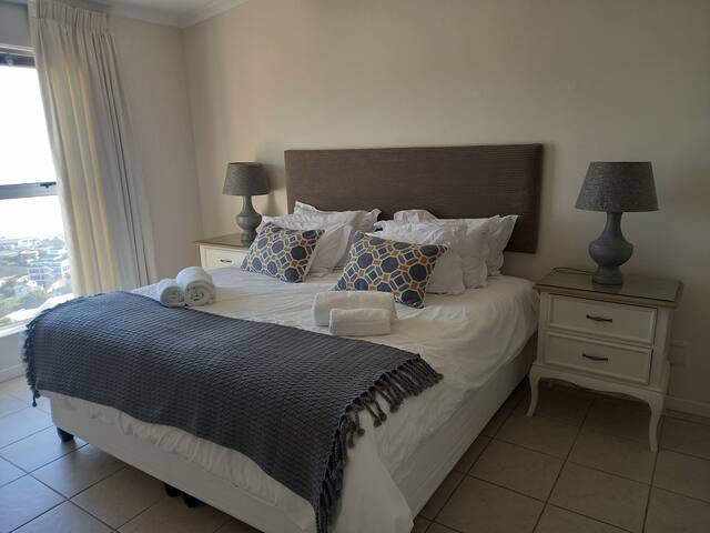 Harbour views from mountainside home gallery image 3