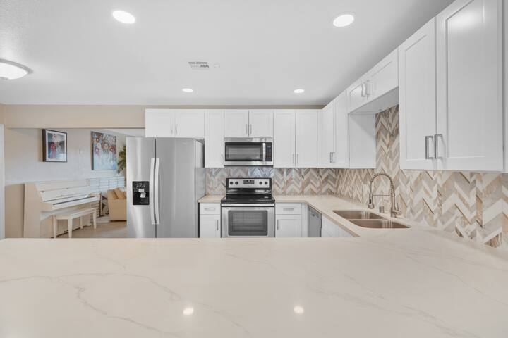 Spacious Oasis w Huge Pool & Pool Table! gallery image 5