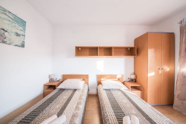 חדר שינה עם 3 מיטות יחיד