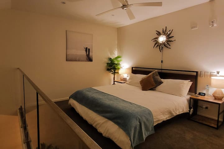 Спална соба во галерија со големина на брачен кревет (широк 150-179 см