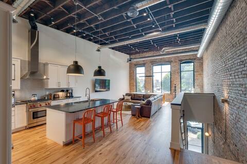 2BD/2BA Luxury Loft | Historic Fayetteville Square