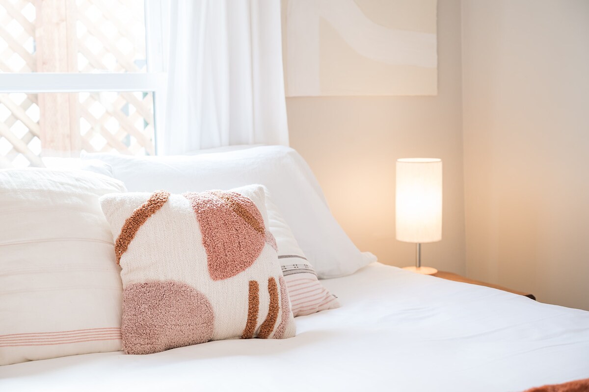 Удобна спална соба со брачен кревет (широк 180-220 см) 