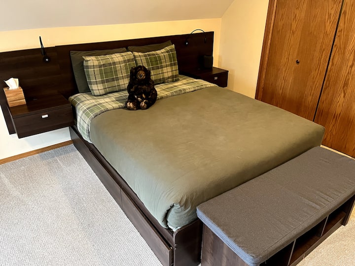 Апартаментът е модернизиран с ново легло с размер QUEEN.  Всяко нощно шкафче има контакт, 2 USB порта за зареждане и нощна лампа.  Зимното спално бельо разполага с много уютни чаршафи и калъфки за възглавници.