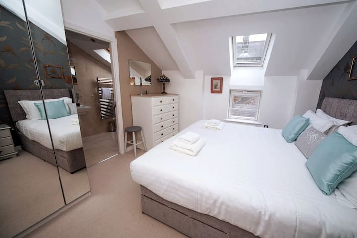 Dhoma kryesore e gjumit që shfaqet brenda ambientit