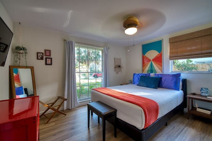 这间以路上为灵感的卧室配有一张标准双人床，带有100%棉床单。 