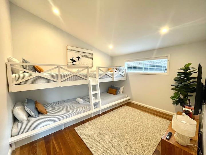 Dhoma e fjetjes!  Çdo fëmijë ëndërron.  Kjo është një dhomë e ndërtuar me porosi vetëm për të vegjlit.  2 x King single dhe 2 krevate tek.  Televizori i tyre me Netflix dhe Stan, libra, lojëra tavoline dhe një Nintendo switch së bashku me lojërat. 