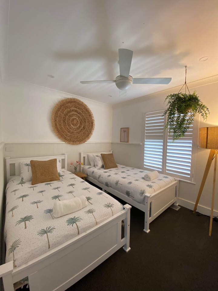 2 krevate dopio "king" me ajër të kanalizuar, grila plantacionesh dhe të ndërtuara në gardërobë