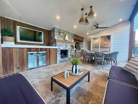 Luxury Beach home with Indoor & Outdoor Fireplace
