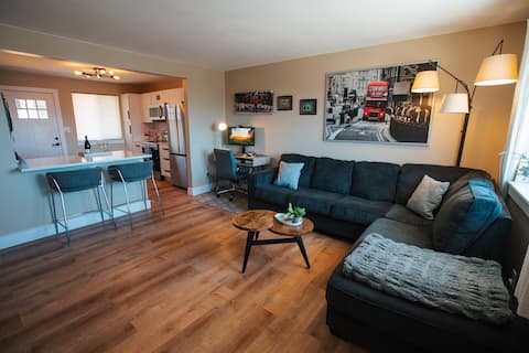 Popular Airbnb listing: Hole in One Hideaway | Golf House w/ Putting Green in Sunnyside