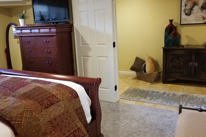 Dormitorio principal con puertas dobles al pasillo, vestidor lg. televisión inteligente, colchón Tempur Pedic king 