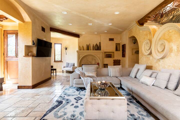 Luxurious Tuscan Villa gallery image 3