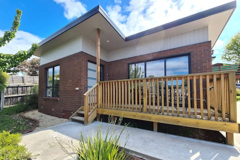 Cedar Cottages Blackmans Bay - Cinnamon Cottage