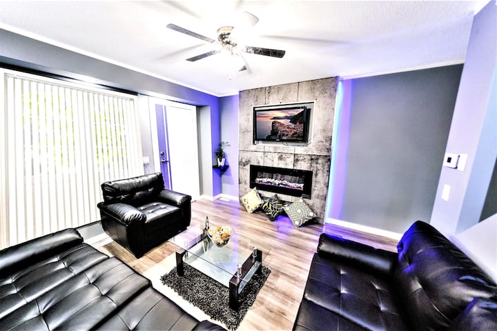 Fast CHECK-IN 3 Bdr & 3 Beds, House.