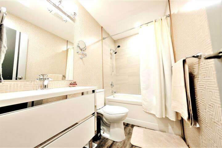 Fast CHECK-IN 3 Bdr & 3 Beds, House. gallery image 4