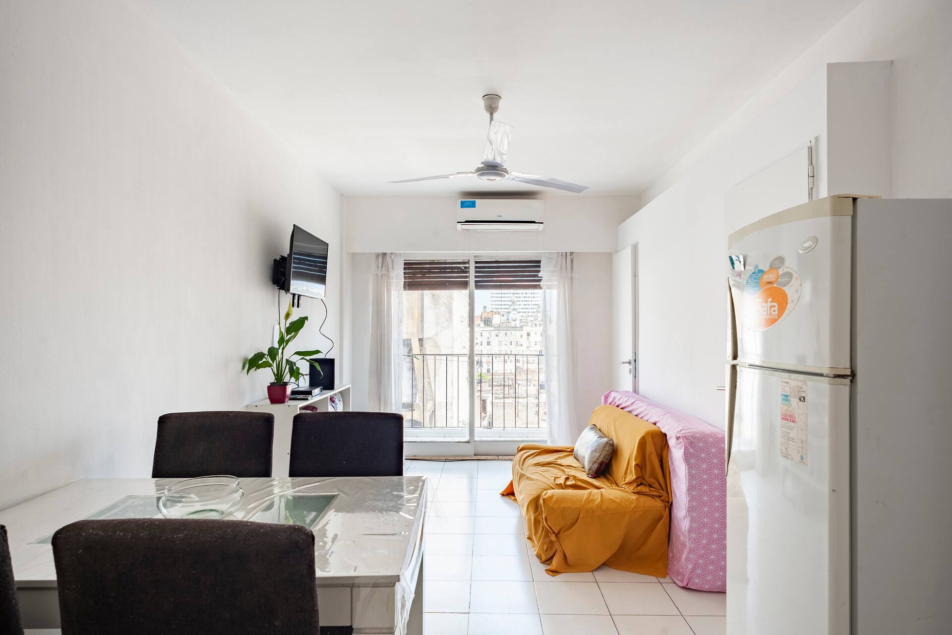One-bedroom apartment with balcony in Monserrat