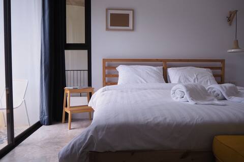 Baan Trok / Maikhao Tropical Bedroom studio ไม้ขาว