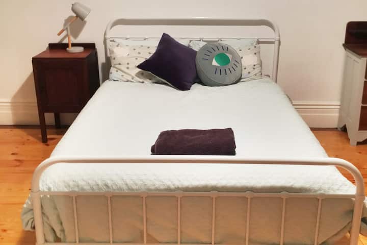 Спална соба 1. 

Има биро. За корисни работи. 

И машина за веслање. За веслачки работи. 