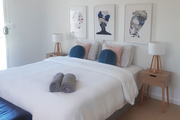 Spavaća soba 1: glavna spavaća soba na katu s bračnim krevetom.