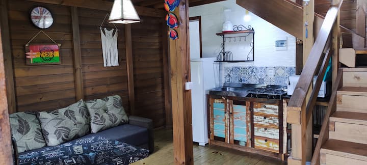 Dnevni boravak i kuhinja u planinskoj kući.