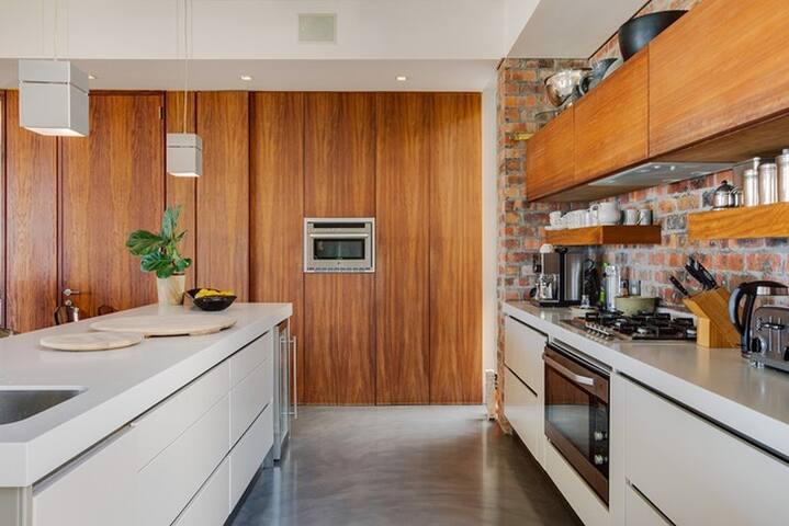 Camps Bay 4-Bedroom Home | Sea Views & Pool gallery image 4