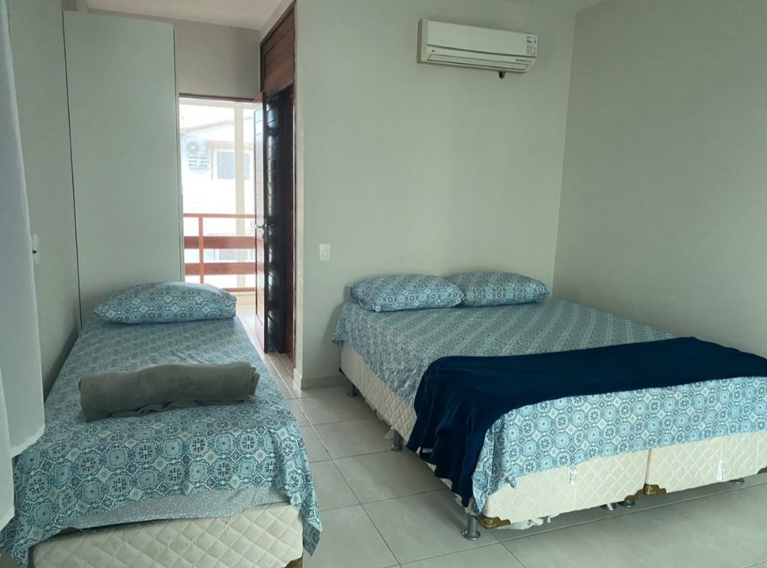 ห้องสวีททั้งหมดของเรามีห้องน้ำส่วนตัว เครื่องปรับอากาศแบบแยกส่วน ตู้เสื้อผ้า และระเบียง