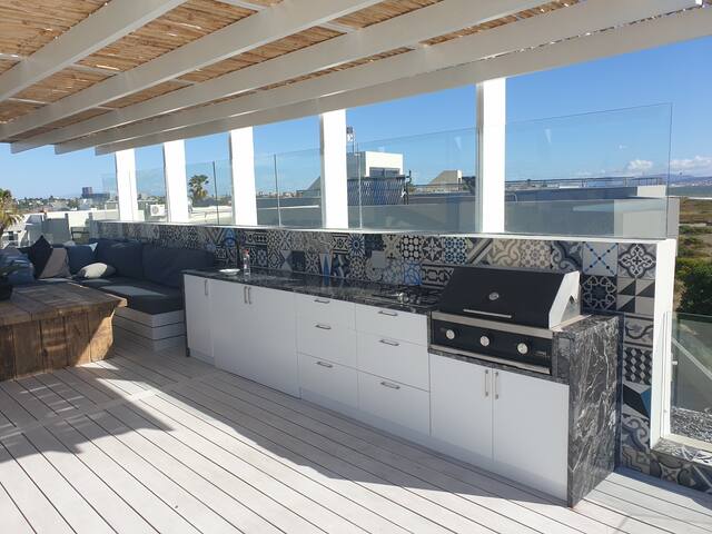 Beach Penthouse – Rooftop BBQ & Jacuzzi gallery image 4