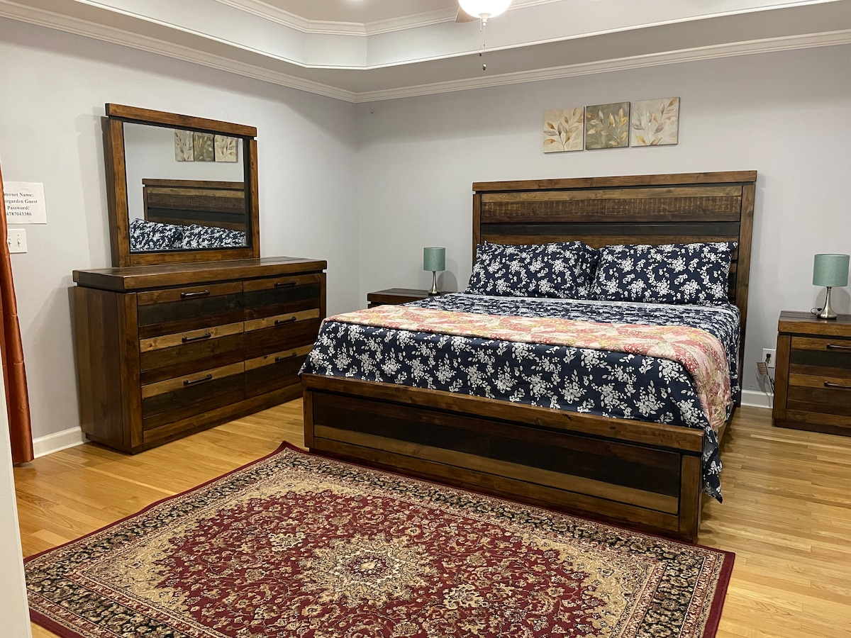 חדר שינה קינג עם חדר שינה קינג סייז.