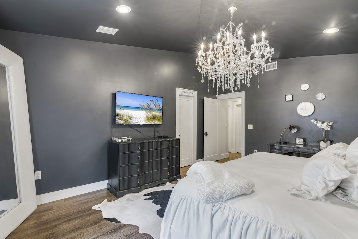 Ტბის ხედი დიდი საწოლით