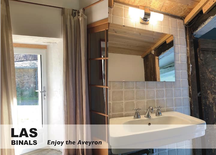 باب منفصل للجهة الأمامية من الغرفة البنية + مكان غسيل خاص