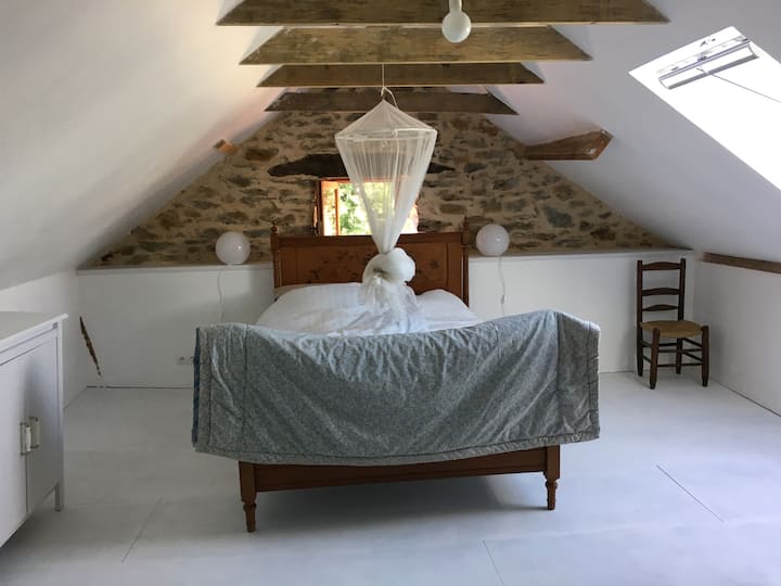 غرفة صغيرة في الغرفة العلوية