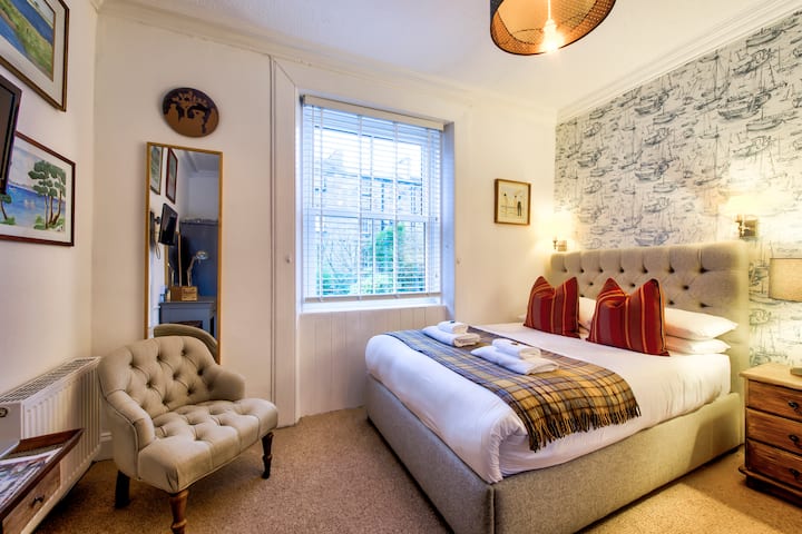 Chumba hiki kikubwa kina sanaa yote ya marehemu ya babu yetu. Kwa bahati nzuri wewe, ambaye analala katika hekima ya mtu mzuri kama huyo. 